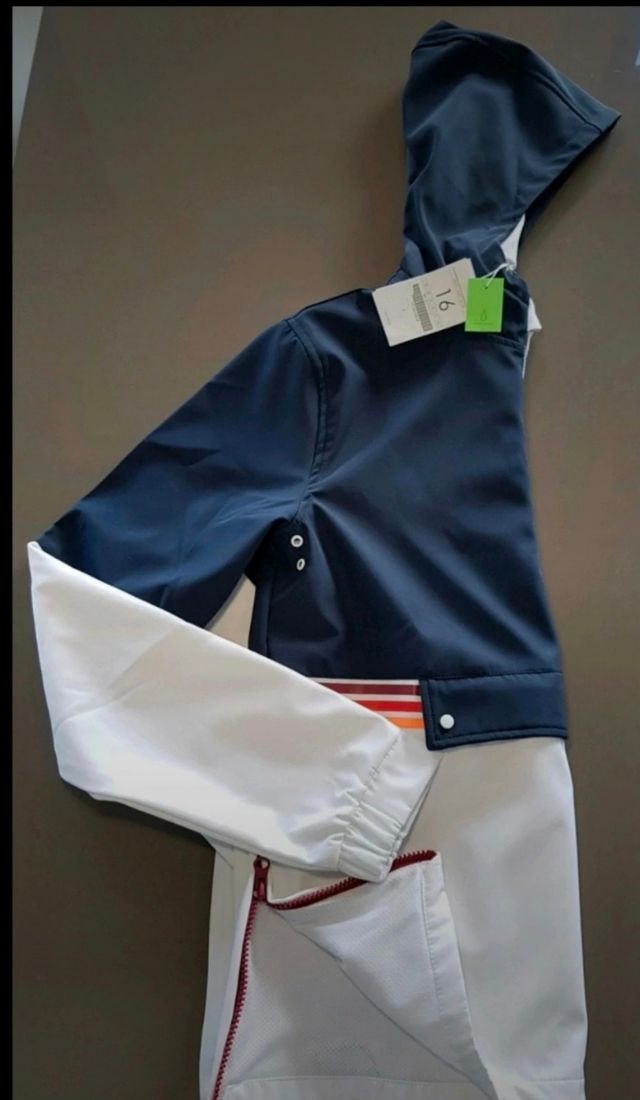 Cazadora canguro azul y blanca