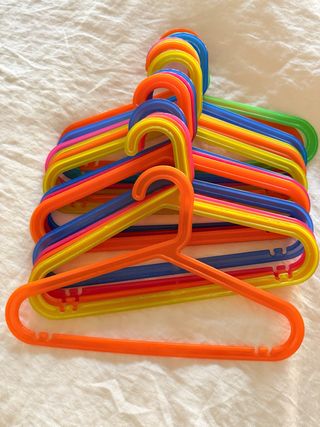15 Perchas infantiles de plástico todas 5€