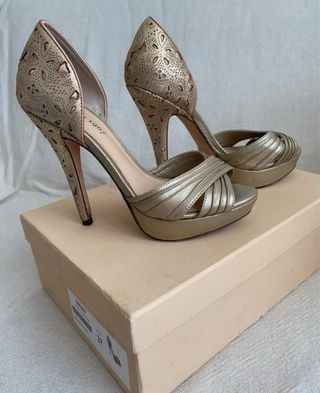 Tacones dorados Menbur