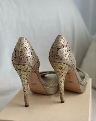 Tacones dorados Menbur