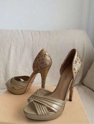 Tacones dorados Menbur