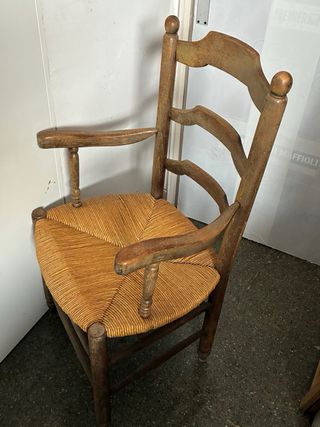 Sillón antiguo de mimbre y madera