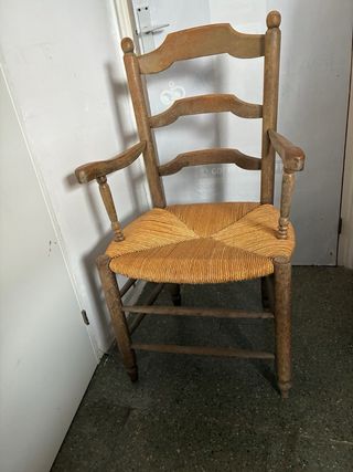 Sillón antiguo de mimbre y madera