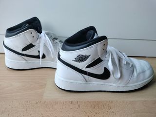 Air Jordan 1 Mid - blancas y negras