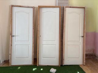 3 puertas blancas