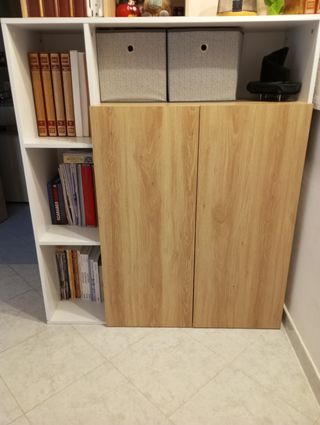 Mobile in legno bianco e marrone