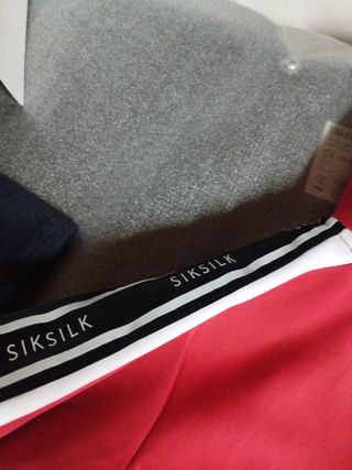 Sudadera Siksilk roja con capucha. Talla 4