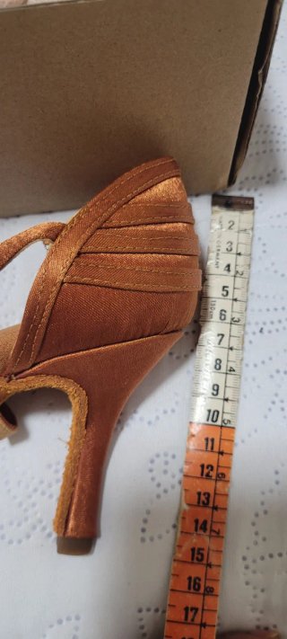 Zapatos de baile color ocre. Están sin estrenar.