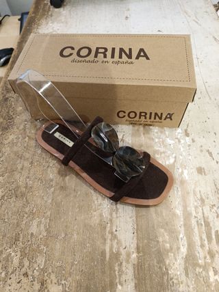 Sandalias planas marrones