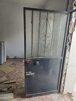 Puerta metálica gris