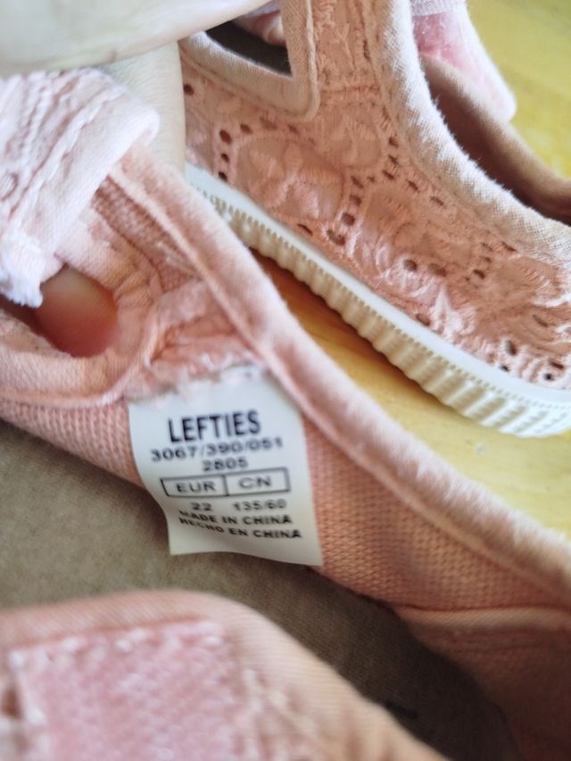 Zapatillas bebé Lefties rosa. Talla 22