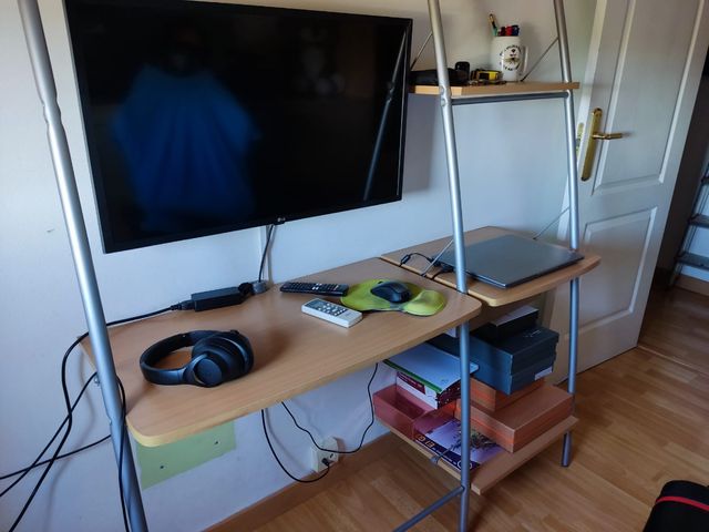 Escritorio juvenil con estantería