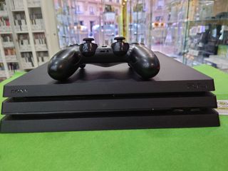 PS4 Pro (PlayStation 4) negra