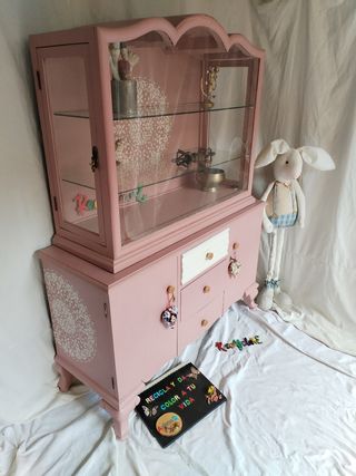 Vitrina antigua rosa restaurada