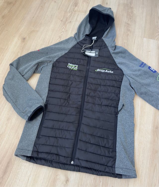 Chaqueta acolchada negra y gris