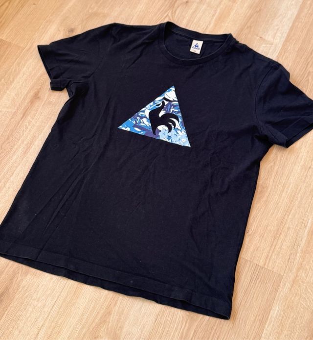 Camiseta Le Coq Sportif negra y azul