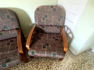 Sofá 3 plazas + 2 sillas madera