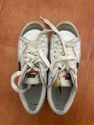 Zapatillas Nike blancas y negras usadas