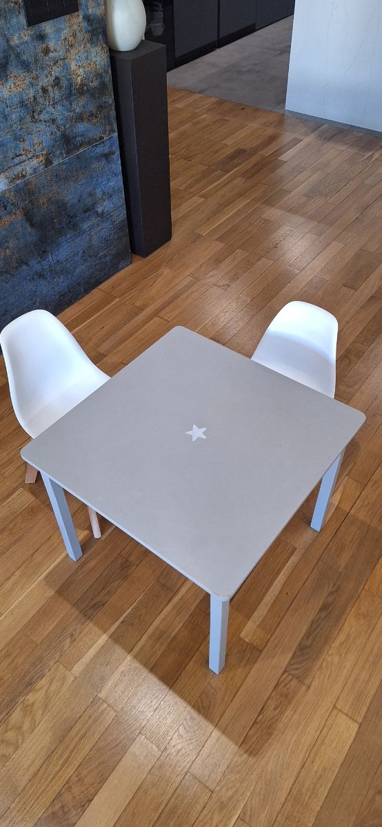 Mesa infantil + 2 sillas grises
