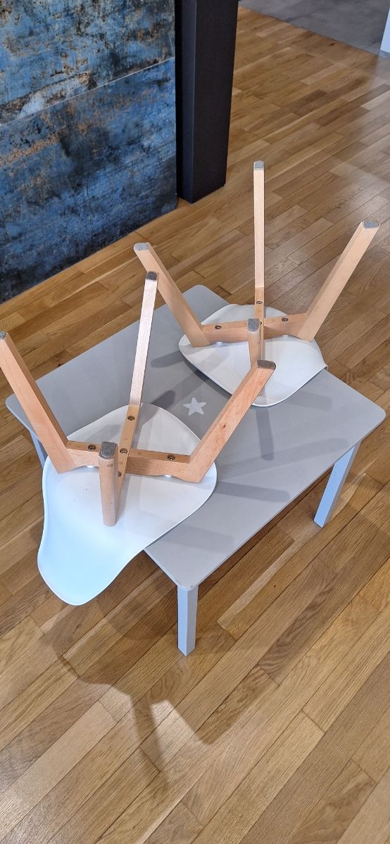 Mesa infantil + 2 sillas grises