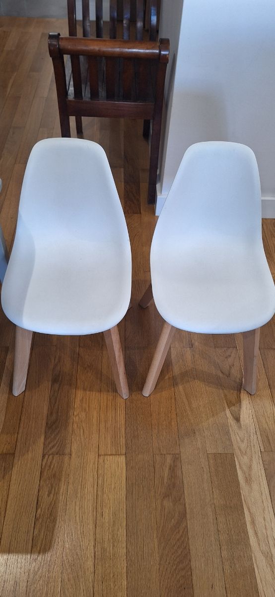 Mesa infantil + 2 sillas grises