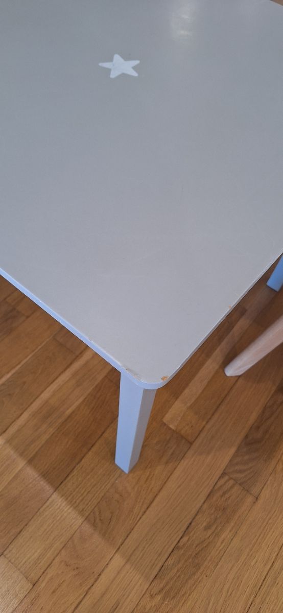 Mesa infantil + 2 sillas grises