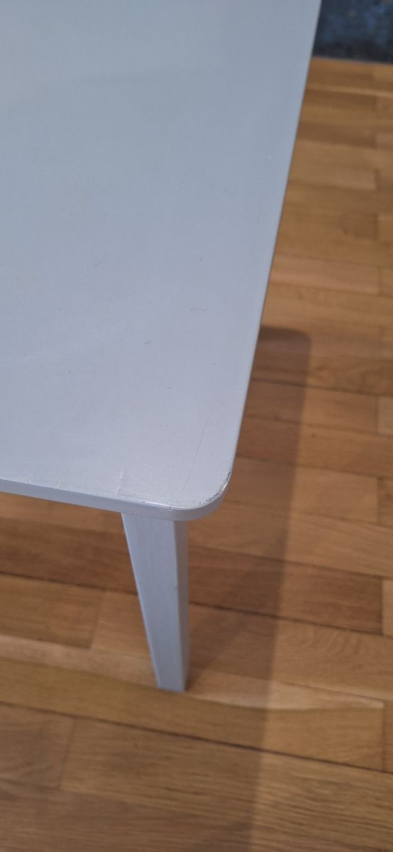 Mesa infantil + 2 sillas grises