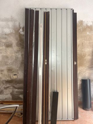 Puerta corrediza metálica y de madera