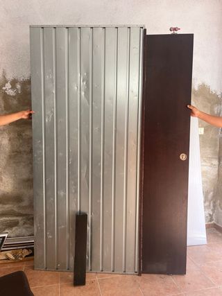 Puerta corrediza metálica y de madera