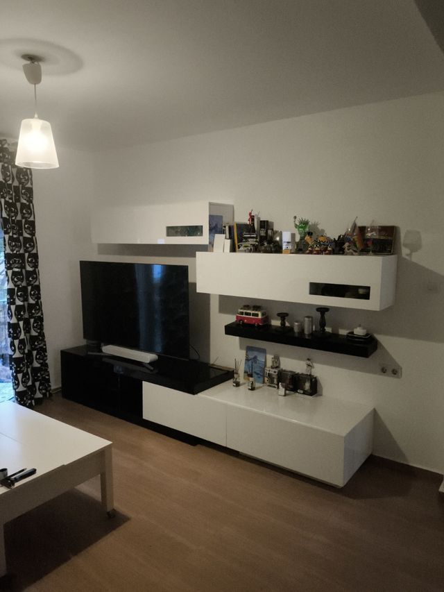 Muebles salón blanco y negro estilo moderno.