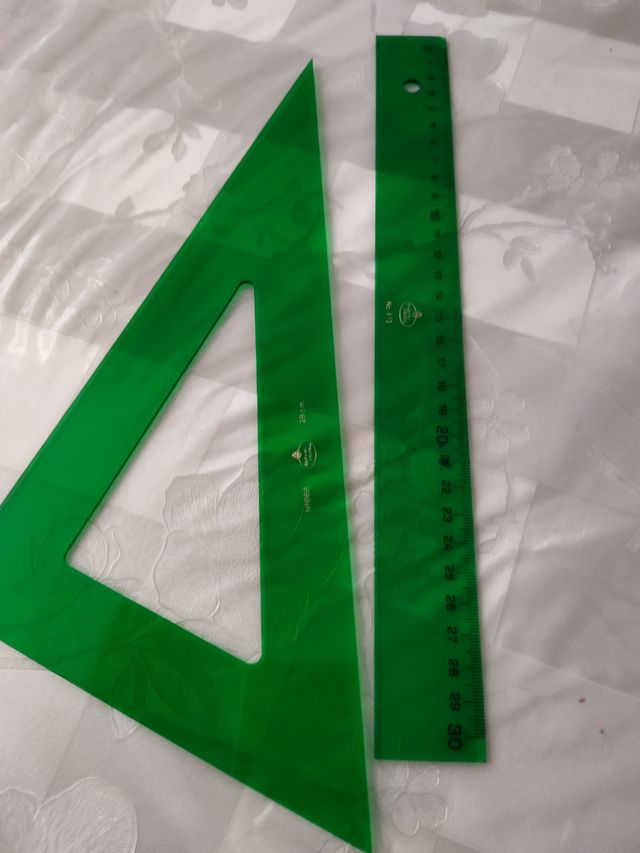 Regla y cartabón Faber-Castell.