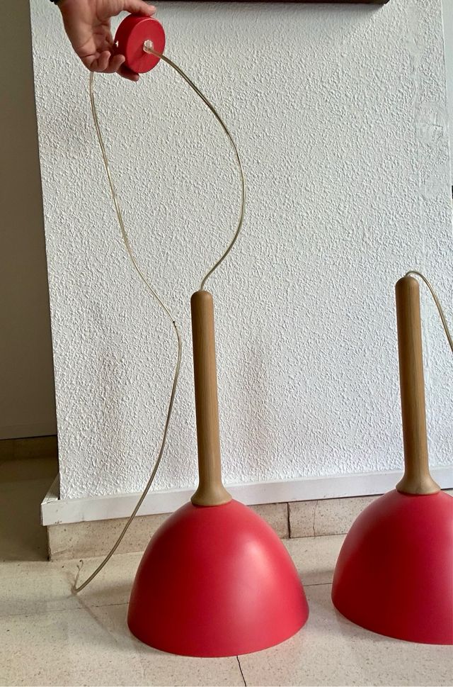 2 Lámparas colgantes rojas y madera