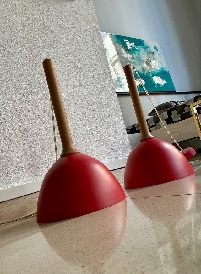 2 Lámparas colgantes rojas y madera