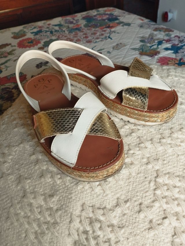 Sandalias Popa doradas y blancas