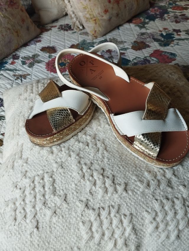 Sandalias Popa doradas y blancas