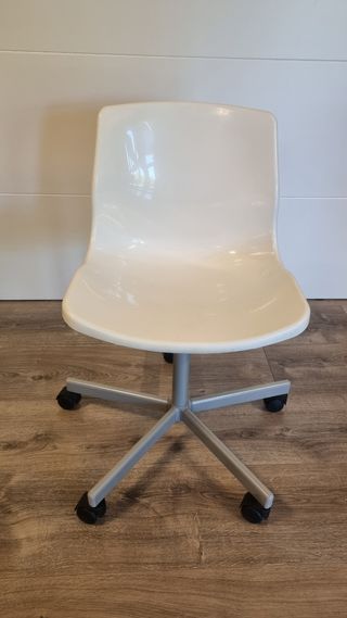 Silla giratoria infantil blanca