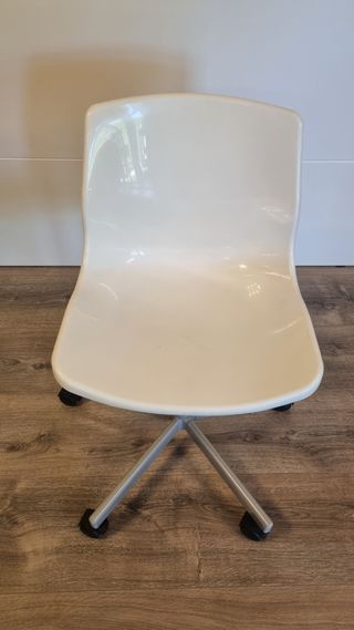 Silla giratoria infantil blanca