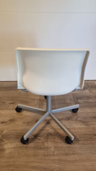 Silla giratoria infantil blanca
