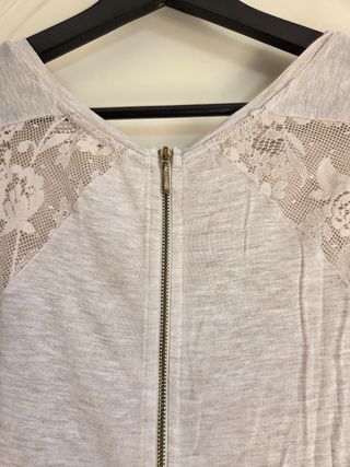 Camiseta beige encaje mangas