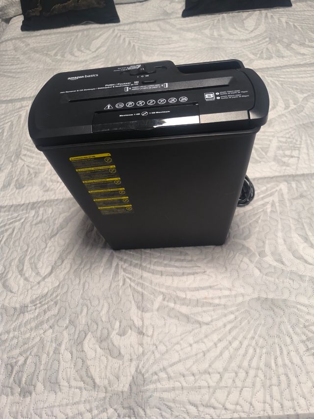 Destructor papel,tarjetas, CD Amazon Basics