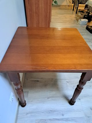 Mesa madera marrón cuadrada