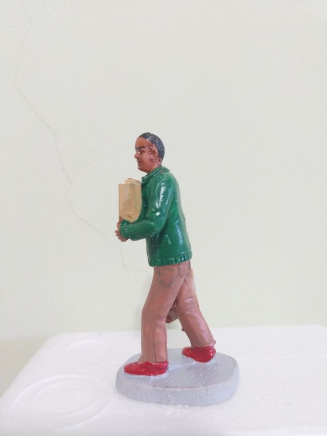 Figura hombre bolsas compra