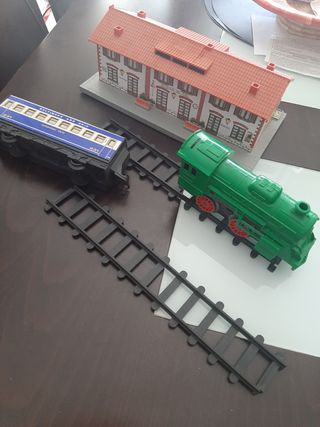 Estación de tren antigua, locomotora, vagón y vías