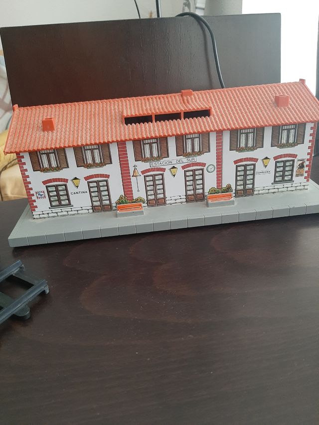 Estación de tren antigua, locomotora, vagón y vías