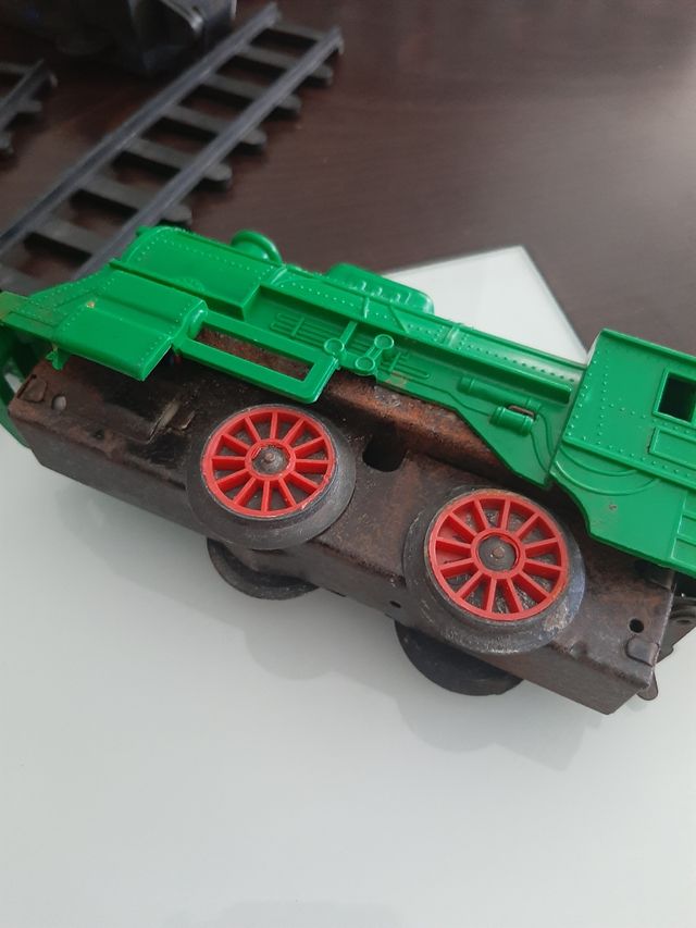 Estación de tren antigua, locomotora, vagón y vías