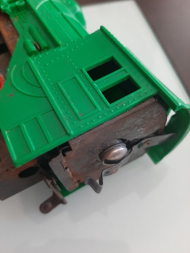 Estación de tren antigua, locomotora, vagón y vías