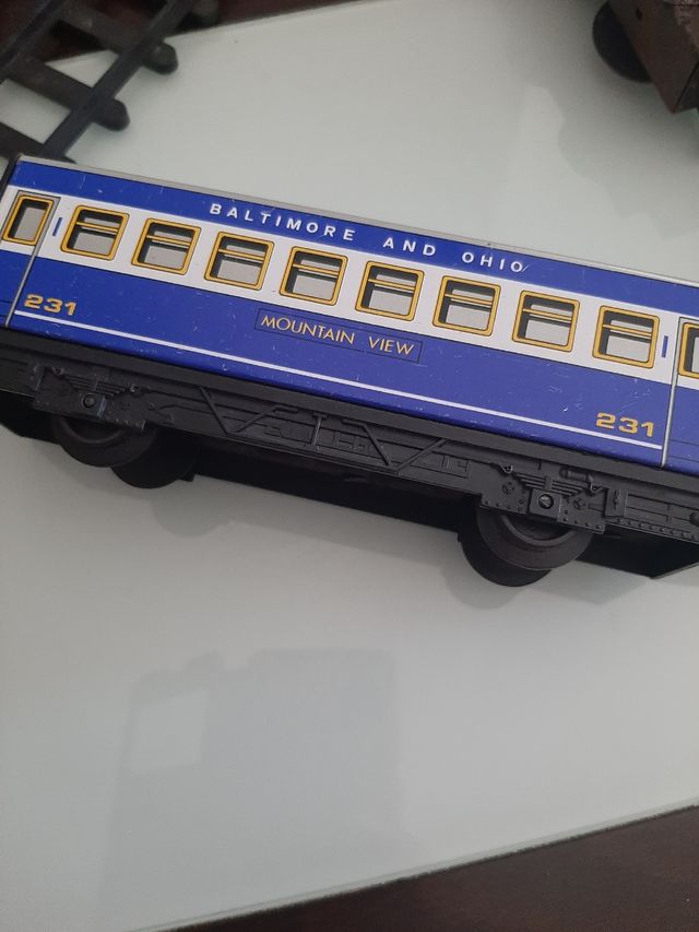 Estación de tren antigua, locomotora, vagón y vías