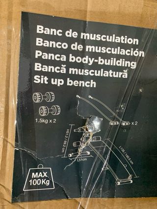 Banco abdominales, cuerdas elásticas y mancuernas