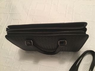 Maletín. Bottega Veneta. Piel Negra. Nuevo.