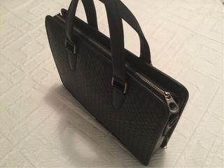 Maletín. Bottega Veneta. Piel Negra. Nuevo.